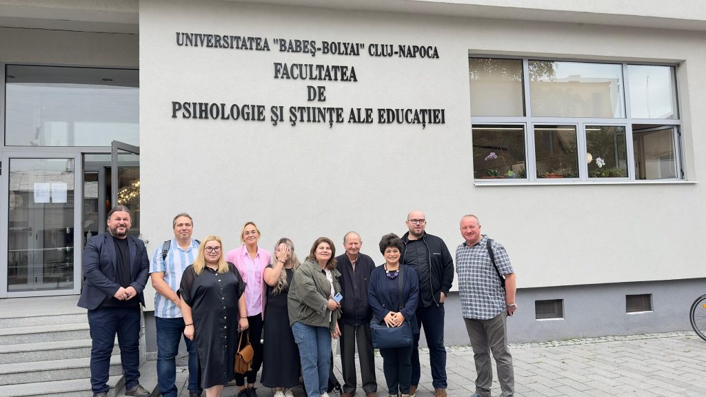 Grup de cadre didactice și specialiști reuniți în fața Facultății de Psihologie și Științe ale Educației, UBB Cluj-Napoca, cu ocazia unei întâlniri profesionale.