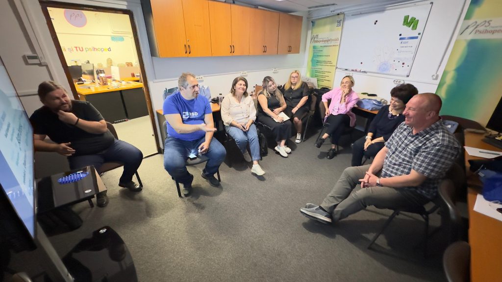 Moment de discuție și reflecție în grup, desfășurat într-un spațiu educațional dedicat psihopedagogiei speciale, la Universitatea Babeș-Bolyai. Moment de discuție și reflecție în grup, desfășurat într-un spațiu educațional dedicat psihopedagogiei speciale, la Universitatea Babeș-Bolyai.