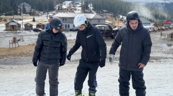 Instructor si studenti cu dizabiltiati pe schiuri